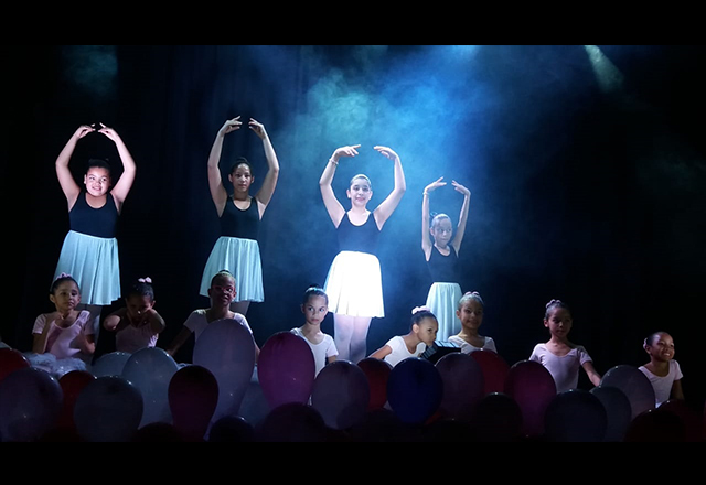 Projeto de Ballet do CRAS São Pedro faz apresentação na Escola Plínio