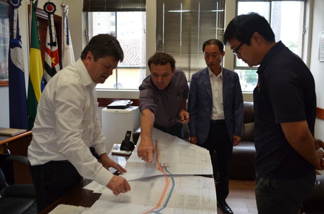 Prefeito recebe representantes da Shilla em seu gabinete