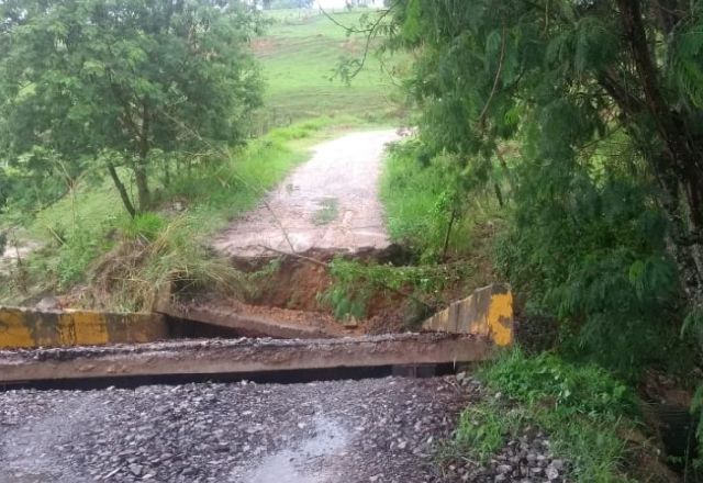 Ponte é interditada no bairro Praia Grande