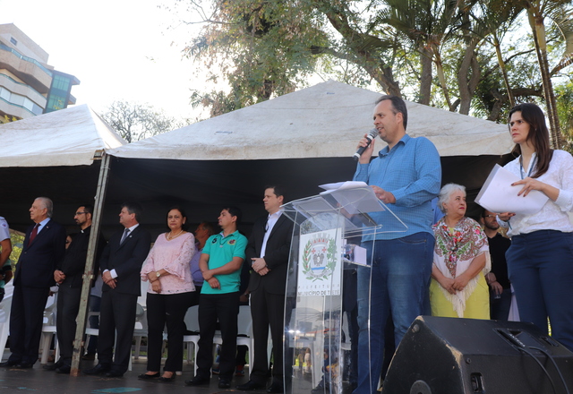 Desfile Cívico reúne população na Praça Central