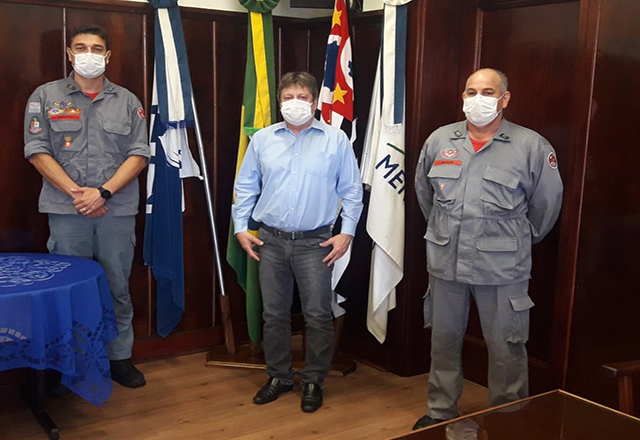 Prefeito Vlamir Sandei recebe Sargento e Capitão do Corpo de Bombeiros de Tietê para reunião
