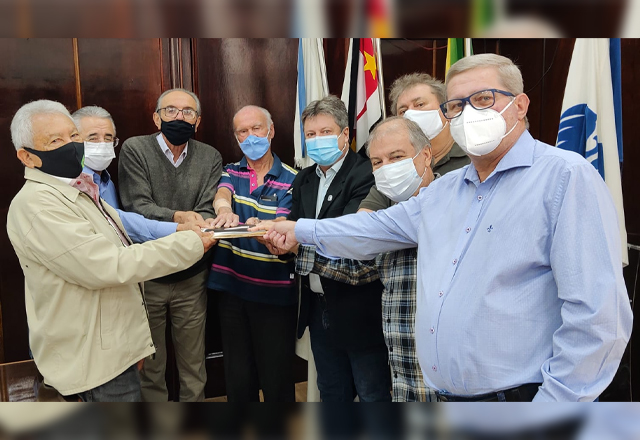 PREFEITO VLAMIR SANDEI RECEBE ASSOCIADOS DO CLUBE DOS 20 PARA FORMALIZAÇÃO DA ENTREGA DO PRÉDIO QUE ABRIGARÁ O POUPA TEMPO TIETÊ