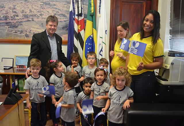 Prefeitura recebe visita de alunos da Escola Ferinhas