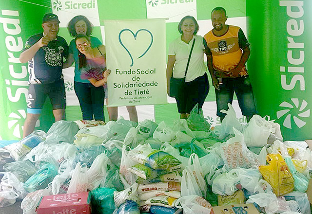 Pedal dos amigos arrecada uma tonelada de alimentos para o Fundo Social