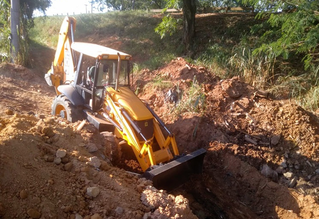 Secretaria de Serviços e SAMAE iniciam, em ação conjunta, recuperação de rede de esgoto e de captação de águas pluviais no bairro São Pedro