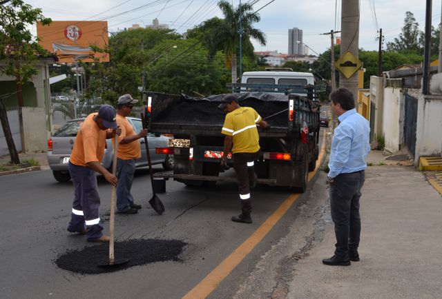 Prefeito Vlamir Sandei acompanha Operação Tapa-Buracos na cidade