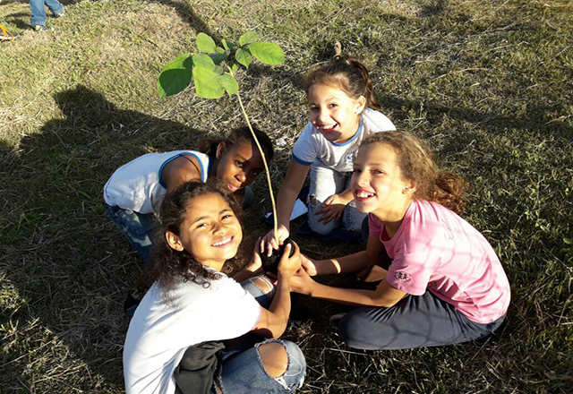 Crianças da EMEB Milton participam do projeto Horta e Tietê + Verde