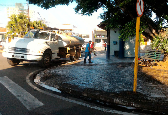 Prefeitura realiza a limpeza do Largo São Benedito