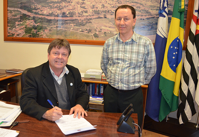 Prefeito Vlamir Sandei assina convênio com o Estado na prevenção de crimes