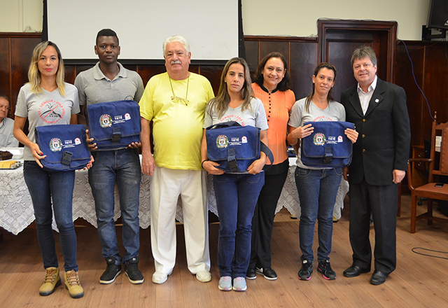 Agentes recebem equipamento de trabalho no Paço Municipal
