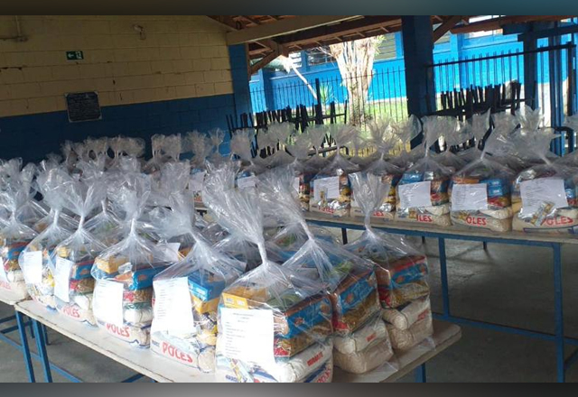 NOVA DISTRIBUIÇÃO DO KIT ALIMENTAÇÃO ESCOLAR EM CASA AGRADA RESPONSÁVEIS DOS ESTUDANTES BENEFICIADOS