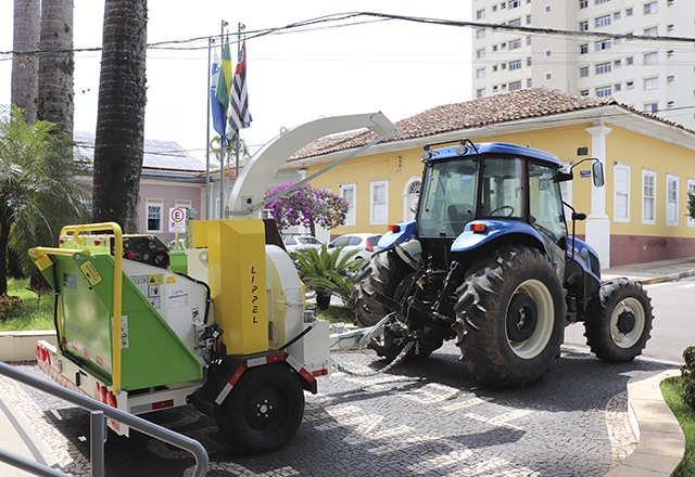 Prefeitura adquire máquina para triturar galhos e contribuir com a limpeza da cidade