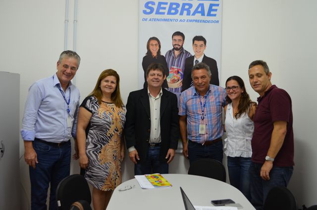 Prefeito e Secretária da SEMADES recebem equipe do Sebrae