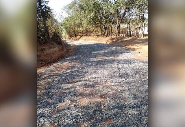 Novo trecho da estrada Mandissununga e estrada do bairro Cruz das Almas recebem melhorias