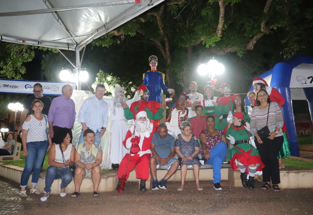 Chegada do Papai Noel reúne público na Praça Dr. Elias Garcia