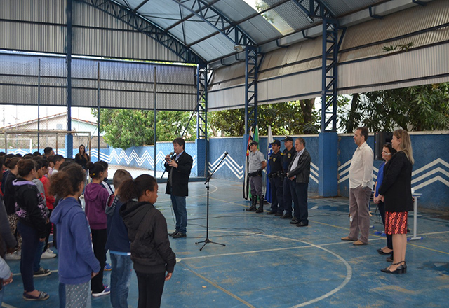 Prefeito Vlamir Sandei participa da abertura da Semana do Trânsito na EMEB Aglassi