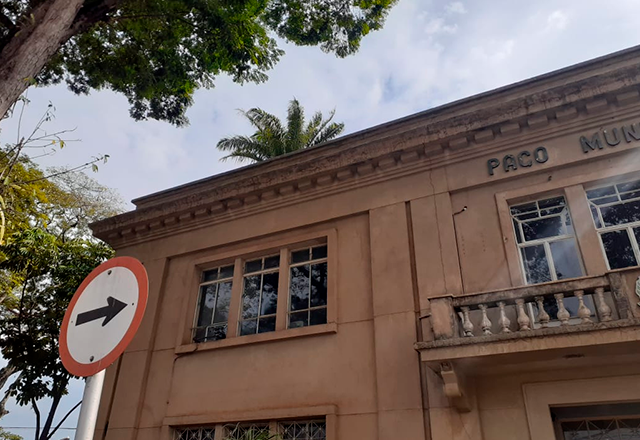 Secretaria de Serviços e Meio Ambiente beneficiaram o rico cenário verde e arquitetônico da praça da Prefeitura