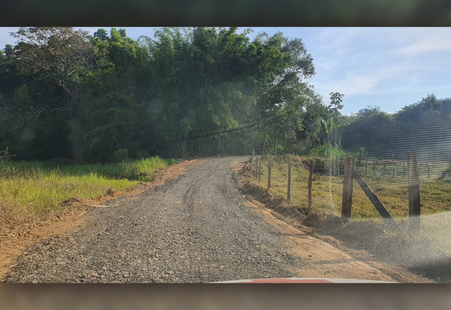 Nova Estrada Rural recebe benefícios da Secretaria de Serviços.