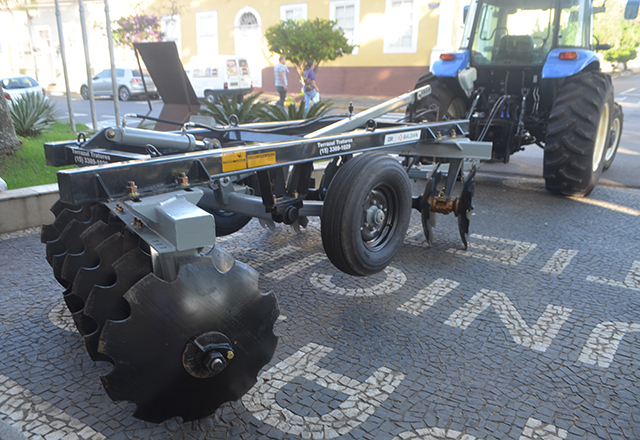 Prefeitura adquire grade aradora para a SEMADES