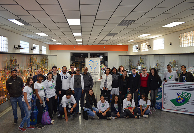 Fundo Social realiza entrega de Agasalhos no Ginásio de Esportes
