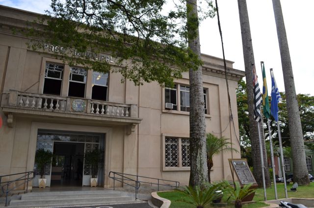 Paço Municipal passa por limpeza de calhas