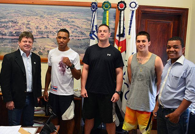 Equipe de Muay Thai visita Prefeitura