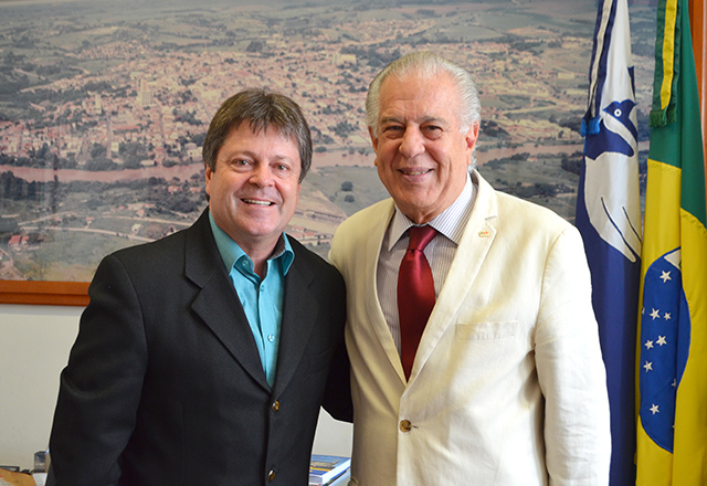 Vlamir Sandei e OAB entregam ofício à empresa VIVO