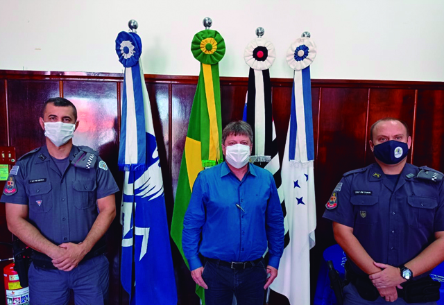 Capitão Comandante Regional e Sargento da Polícia Militar visitam a prefeitura