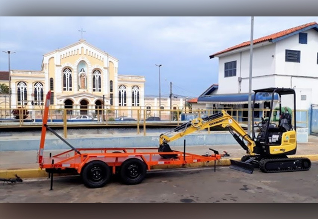 MINI ESCAVADEIRA COM CARRETA PARA TRANSPORTE DINAMIZAM OS TRABALHOS DO SAMAE