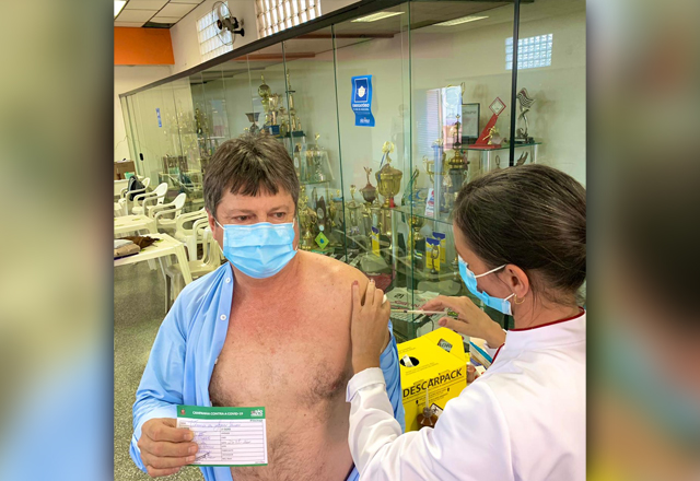 Ontem 06/05/2021 o Prefeito Vlamir Sandei recebeu sua primeira dose da Vacina contra a COVID-19, no Ginásio Municipal de Esportes Acácio Ferraz.