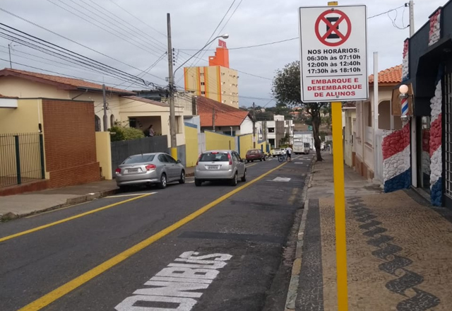 Secretaria de Trânsito regulamenta a parada de ônibus da Escola Plínio