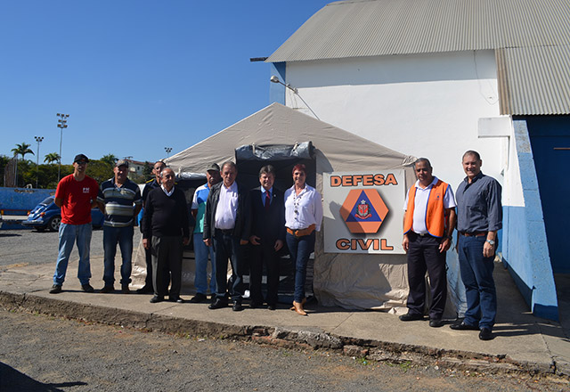 A Defesa Civil recebe barraca do governo do Estado