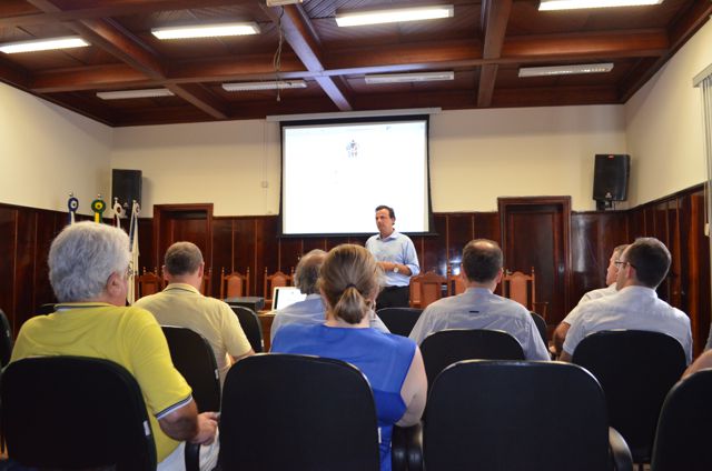 Secretários se reúnem no Salão Nobre para apresentação de plataforma de BI