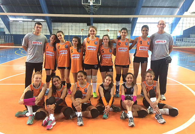 Volei feminino realiza jogos