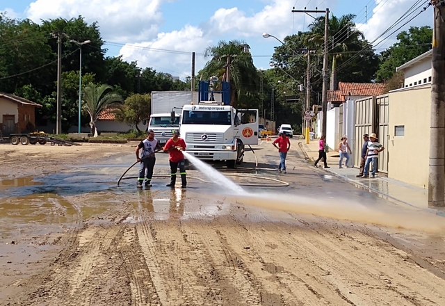 Prefeitura segue com limpeza de vias afetadas pela enchente