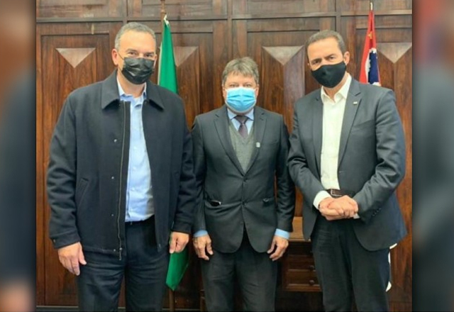 Prefeito Vlamir Sandei foi recebido na Secretaria de Estado da Agricultura para reforçar solicitação de doação de área e expor projetos para contempla-la