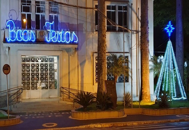 Prefeitura realiza decoração natalina da fachada