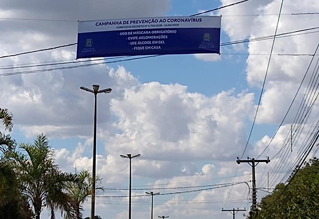 Prefeitura instala faixas de orientação a prevenção do COVID-19 nas entradas da cidade