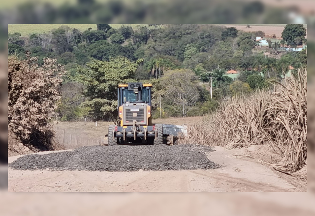 BAIRRO VALARIN RECEBE MANUTENÇÃO DA PREFEITURA EM SUAS ESTRADAS