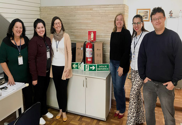 Departamento de Tributação recebe Extintores e placas de sinalização