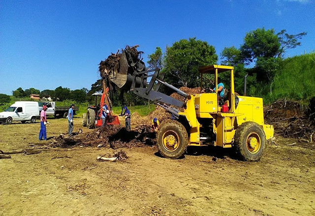 Secretaria de Meio Ambiente realiza processamento de galhos na Fait.