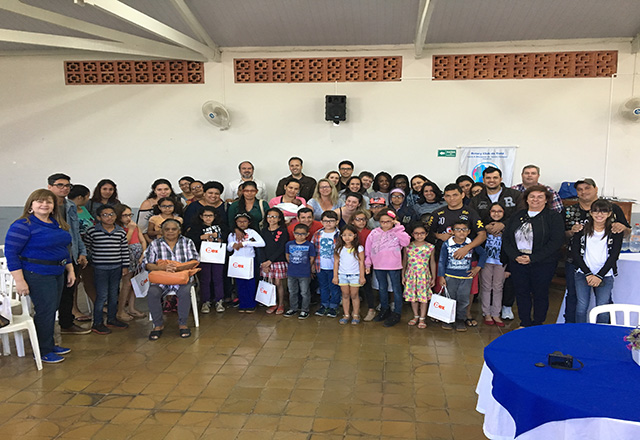 Vlamir Sandei acompanha entrega de óculos no Rotary Club