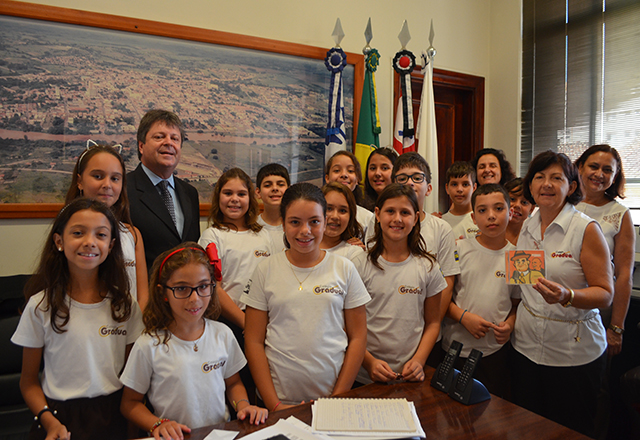 Alunos do 5º ano do Colégio Gradual conhecem o gabinete do prefeito