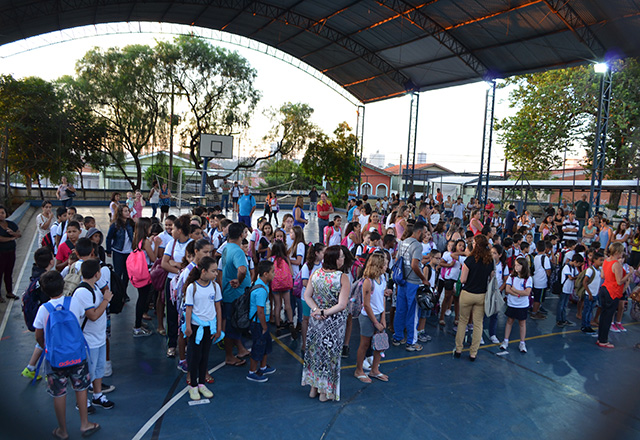 Prefeito de Tietê recepciona alunos no início do ano letivo