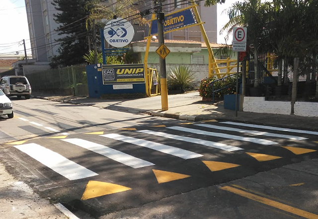 Prefeitura instala faixa elevada na Rua Francisco de Toledo