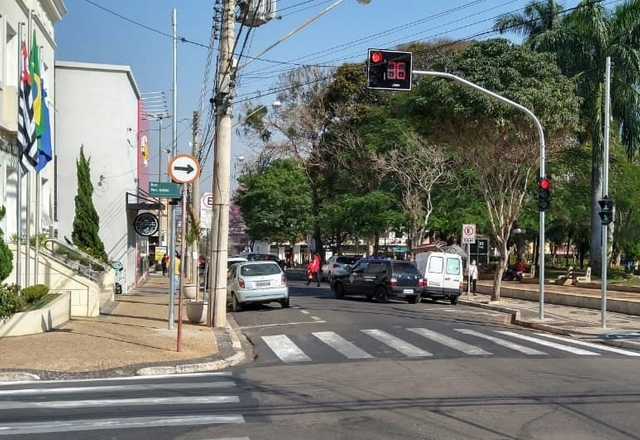 POPULAÇÃO APROVA SEMÁFOROS DA PRAÇA CENTRAL