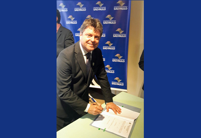 Vlamir Sandei assina convênio para construção de creche no Bairro Terra Nova