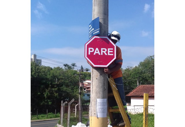 Secretaria de Trânsito inicia troca de sinalização viária em bairros