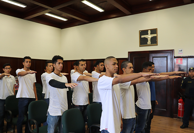Jovens participam de Juramento à Bandeira no Paço Municipal