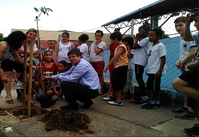 Vlamir Sandei participa de Plantio de mudas com alunos da EMEB Carlina